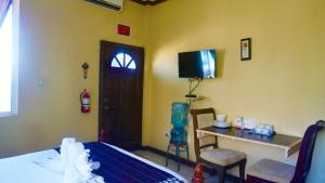 See Belize TRANQUIL Sea View Studio with Balcony, Infinity Pool & Overwater Deck TV 또는 엔터테인먼트 센터