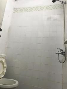 a bathroom with a toilet and a shower at Casa en Río Grande in La Bajada +1 photo
