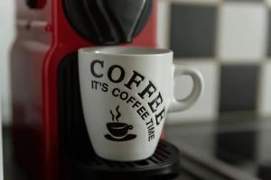 uma chávena de café está a ser fabricada numa máquina de café em Cosy bleu proche arena JO (Bercy), RER C, métro 7 em Ivry-sur-Seine