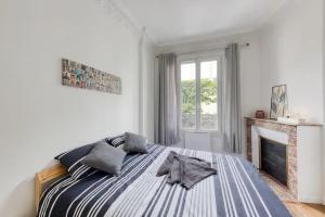 Una cama o camas en una habitación de Cosy bleu proche arena JO (Bercy), RER C, métro 7