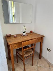 una mesa de madera con una silla y un espejo en Tenuta Pietro e Rosina, en Arnesano