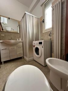 La salle de bains est pourvue d'un lave-linge et d'un lavabo. dans l'établissement Tenuta Pietro e Rosina, à Arnesano
