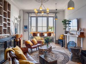 HollingtonにあるZanzibar Beach Houseのソファと椅子のあるリビングルーム