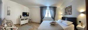 1 dormitorio con cama blanca y ventana en Bellavista en Fossacesia
