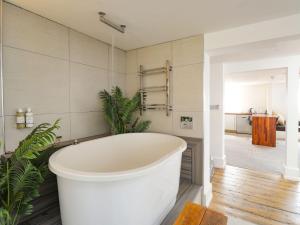 HollingtonにあるZanzibar Beach Houseのバスルーム(白いバスタブ、植物付) +53枚の写真