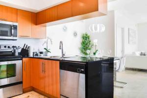 邁阿密的住宿－Beautiful apartment Miami, FL，厨房配有木制橱柜和黑色台面