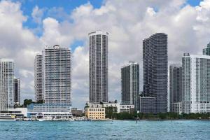 邁阿密的住宿－Beautiful apartment Miami, FL，一座高楼城市的天际线