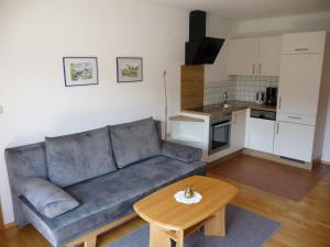 sala de estar con sofá y mesa en Haus Lungau, en Fuschl am See