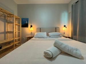 a bedroom with a bed with towels on it at Ap linda vista de frente para a praia | MAVN202 in Macaé +47 photos