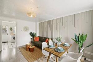 un soggiorno con tavolo e divano di Cosy & Modern Property in London - Sleeps up to 6 a Londra