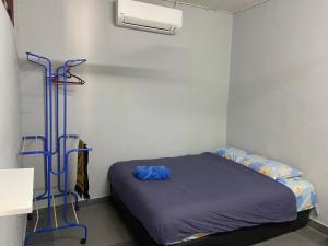 Cette petite chambre dispose d'un lit et de la climatisation. dans l'établissement Padang Besar Guesthouse Firdaus, à Padang Besar