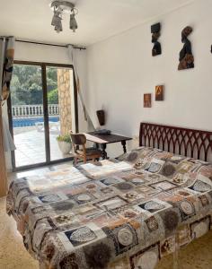 A bed or beds in a room at La casa dels Boscos