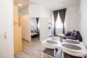 ein Wohnzimmer mit einem Tisch und einem Sofa in der Unterkunft Central View Point Apartment in Ljubljana