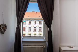 ein Fenster mit Blick auf ein Gebäude in der Unterkunft Central View Point Apartment in Ljubljana