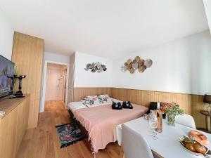 Habitación con cama y mesa con sidx de mesa en GHH406 - Résidences du Grand hôtel Studio avec terrasse en Cannes