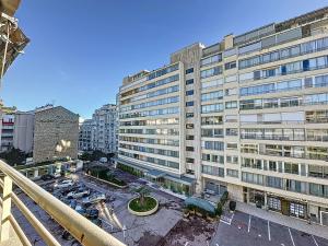 una vista aérea de un gran edificio con aparcamiento en GHH406 - Résidences du Grand hôtel Studio avec terrasse en Cannes