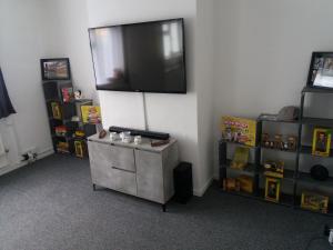 Una televisión o centro de entretenimiento en Ramsgate room