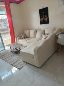 sala de estar con sofá y mesa en Royals apartment en Mombasa