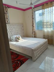 - une chambre avec un grand lit dans l'établissement Royals apartment, à Mombasa