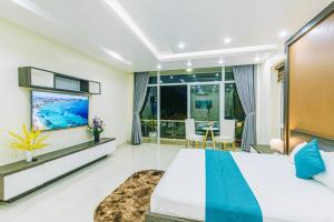 ein Schlafzimmer mit einem großen Bett und einem Flachbild-TV in der Unterkunft Villa FLC Sầm Sơn Sao Biển SB106 in Thanh Hóa