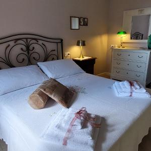 a bedroom with a bed with two towels and a dresser at Linda's Holiday Home in Roccastrada +41 photos