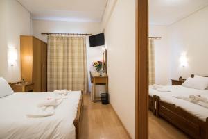 Letto o letti in una camera di THOLOS HOTEL