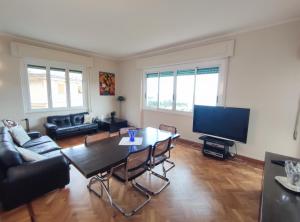 ein Wohnzimmer mit einem Tisch und einem TV in der Unterkunft Il girasole in Rapallo