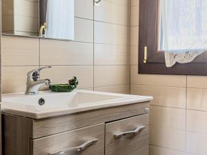 y baño con lavabo y espejo. en Villa Donata Fontane Bianche, en Fontane Bianche