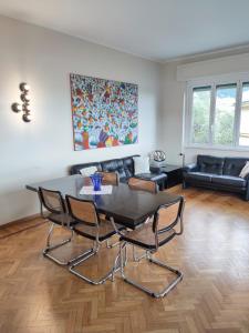 ein Wohnzimmer mit einem Tisch, Stühlen und einem Sofa in der Unterkunft Il girasole in Rapallo
