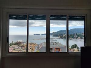 ein Fenster mit Blick auf einen Wasserkörper in der Unterkunft Il girasole in Rapallo