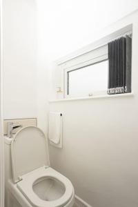 A bathroom at Urban Gem