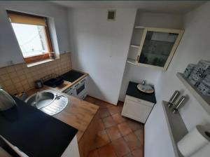 uma pequena cozinha com um lavatório e um fogão em Rodzinny dom wakacyjny 95 m2 nad jeziorem em Charzykowy