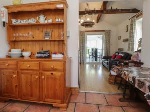 uma sala de estar com um armário de madeira e um sofá em Pendleside em Chatburn