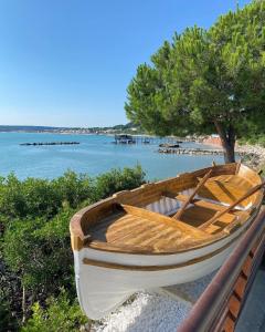 a wooden boat sitting on the shore of a lake at Bellavista in Fossacesia