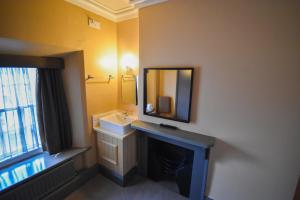 baño con lavabo y espejo en la pared en Red Lion Inn, en Hawkshead