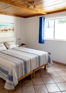 a bedroom with a bed and a window at Puerto del Carmen Las caracolas Acogedor espacioso y luminoso apartamento cerca del mar in Puerto del Carmen