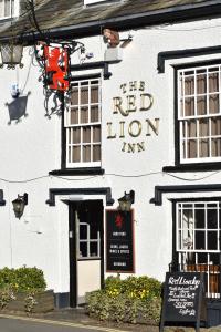 un edificio blanco con una posada de leones rojos en Red Lion Inn en Hawkshead