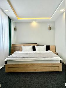 Postel nebo postele na pokoji v ubytování Garden Hotel