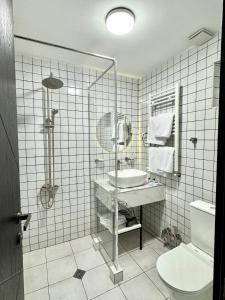 Koupelna v ubytování Garden Hotel