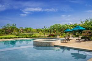 Bazén v ubytování Malinche 38A Luxury Apartment - Reserva Conchal nebo v jeho okolí