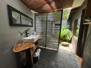 a bathroom with a sink and a window at Hermoso chalet en cabeceras de llanogrande in Rionegro