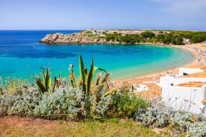 een uitzicht op het strand en de oceaan bij Menorca Arenal d'en Castell in Arenal d'en Castell