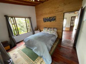 a bedroom with a bed in a log cabin at Hermoso chalet en cabeceras de llanogrande in Rionegro