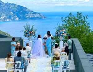 eine Braut und ein Bräutigam, die bei ihrer Hochzeitszeremonie den Gang entlang gehen in der Unterkunft Villa La Ventana in Sant'Agnello