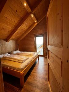 Tempat tidur dalam kamar di Höhenchalet Klippitz