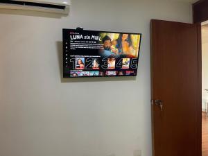 een flatscreen-tv aan een muur bij Apartamento para viajeros Aeropuerto Maiquetia in Catia La Mar