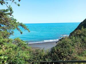 une vue d'une plage avec l'océan dans l'établissement Maison studio proche mer, à Pordic 4 autres photos