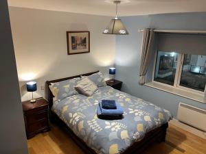 Ένα ή περισσότερα κρεβάτια σε δωμάτιο στο 3 bedroom harbour view apartment in Kinsale