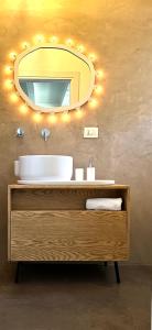 ein Badezimmer mit Waschbecken und Spiegel in der Unterkunft View - Art house Roof top sea view in Polignano a Mare