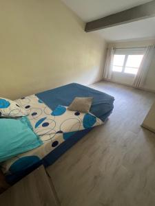 een slaapkamer met een bed met een kattendekbed bij appartement 2 bord de mer in Farinole